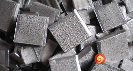 5月期鎳連續(xù)第三個月下跌，周四觸及去年6月來最低水準(zhǔn)每噸8,810美元，今年迄今下跌12%，是跌幅最大的主要基本金屬。